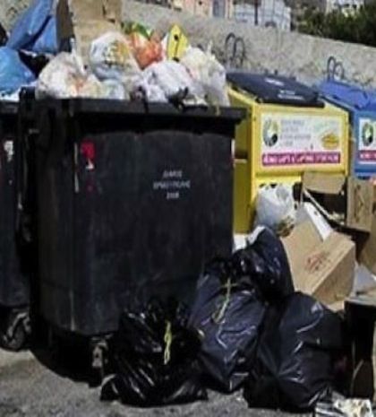 Ελληνίδα ψάχνει την... αξιοπρέπειά της στα σκουπίδια (vid)!