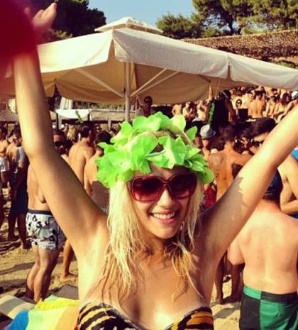 Η Λάουρα Νάργες ανέβασε φωτογραφίες με μαγιό στο Twitter