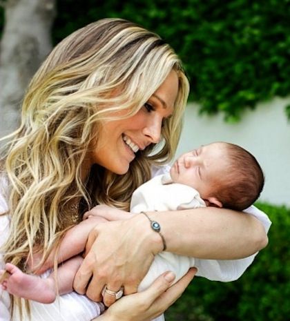 Η Molly Sims μας δείχνει το μωράκι της για πρώτη φορά