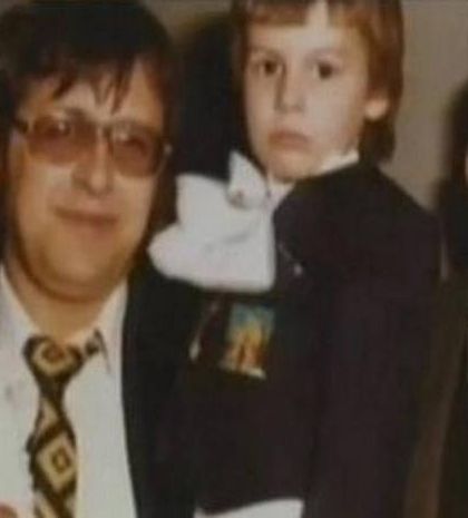 Ποιος τραγουδιστής είναι το αγοράκι της φωτογραφίας;