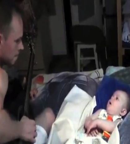 Βίντεο: Ο μπαμπάς παίζει κιθάρα και το μωρό κάνει… φωνητικά