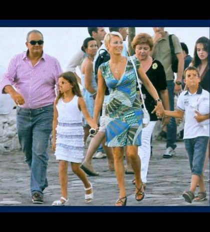 Κώστας Καραμανλής-Ντάσα Παζαΐτη: Με τα παιδιά τους στη Μύκονο!