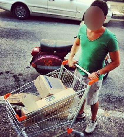 Ποιος γνωστός τραγουδιστής κουβαλάει… πλακάκια;