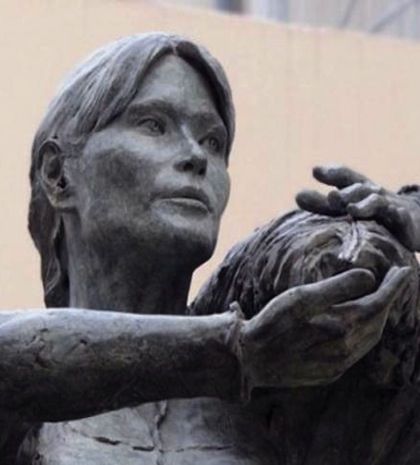 Σάλος με άγαλμα της Κάρλα Μπρούνι