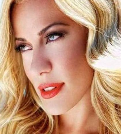 Ζέτα Μακρυπούλια – Η λέαινα βρυχάται με αγωγές