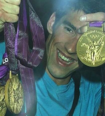 O Phelps πήρε τα μετάλλια, την ξανθιά και πήγε για clubbing (pics)