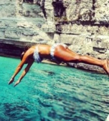 Άφησε το μικρόφωνο και έπιασε τις καταδύσεις