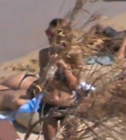 Γνωστή παρουσιάστρια κρύβεται πίσω από τα δέντρα της Μυκόνου!