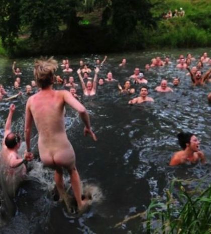 Κάνουν γυμνοί βουτιές για να σπάσoυν το ρεκόρ! (pics)