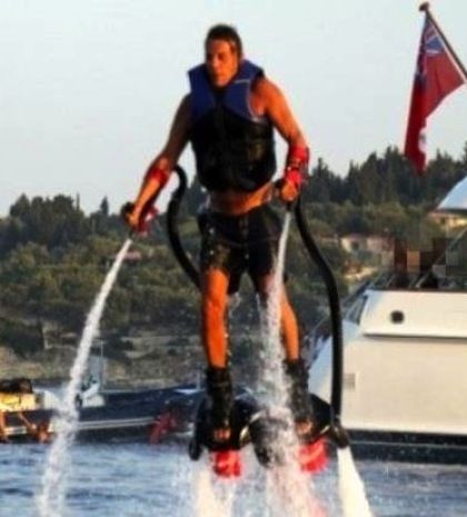 Αναγνωρίζετε ποιος τόλμησε να κάνει το πιο extreme water sport που υπάρχει;