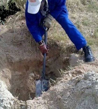 Προσπάθησε να παραμείνει θαμμένος ζωντανός και πέθανε