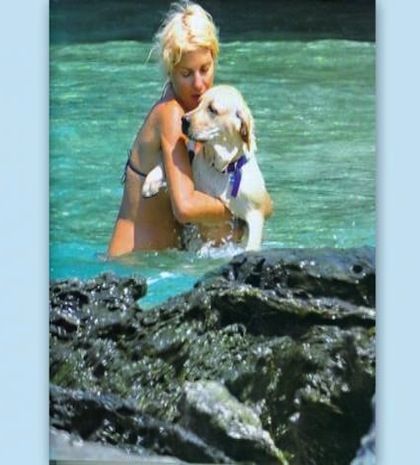 Ελένη Μενεγάκη: Παιχνίδια στην θάλασσα με τον σκύλο της