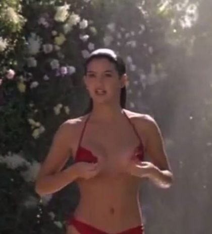 Video: Τα πιο καυτά κορίτσια με μαγιό στον κινηματογράφο