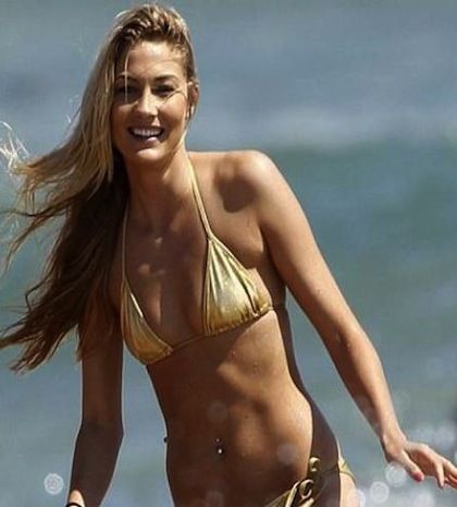 Με χρυσό μπικίνι το κορίτσι του Phelps στην παραλία (pics)