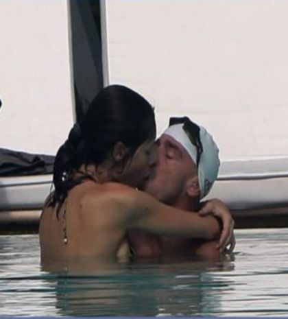 Παθιασμένα φιλιά και αγκαλιές για πασίγνωστο τραγουδιστή! (φωτό)