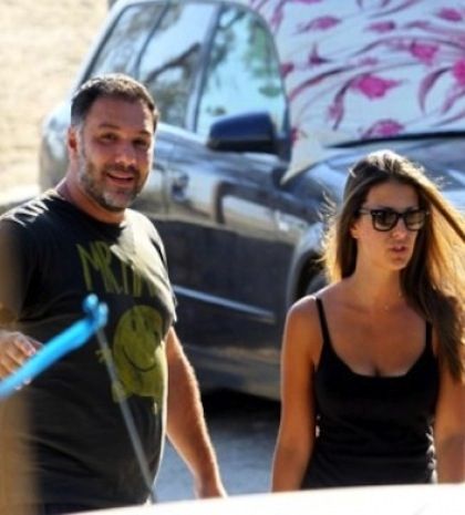 Ο Γρηγόρης Αρναούτογλου και τα κορίτσια του