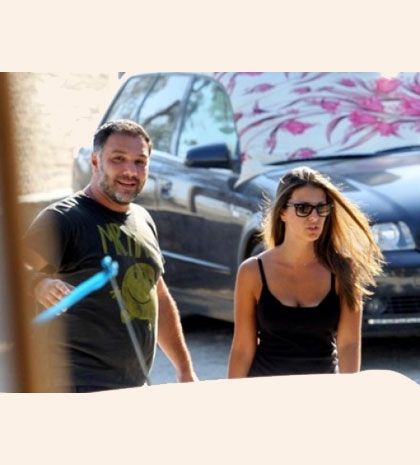 Ο Γρηγόρης Αρναούτογλου και τα κορίτσια του