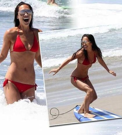 Μια κορμάρα κάνει σερφ στην άμμο (pics)