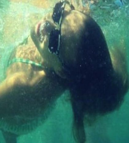 Βούτηξε στα βαθιά γνωστή τραγουδίστρια!