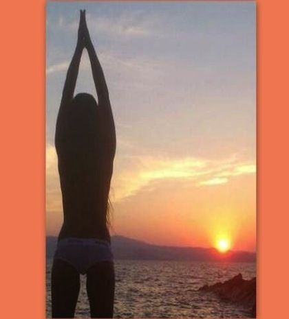 Ποια Ελληνίδα απολαμβάνει αυτό το υπέροχο ηλιοβασίλεμα φορώντας μόνο το εσώρουχό της;