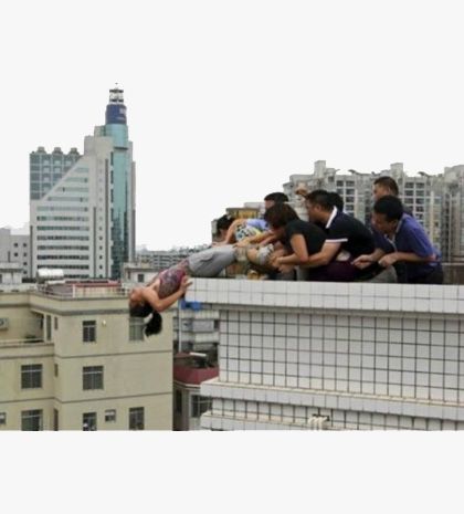 ΣΥΓΚΛΟΝΙΣΤΙΚΕΣ ΦΩΤΟ: Την έσωσαν δευτερόλεπτα πριν πέσει στο κενό