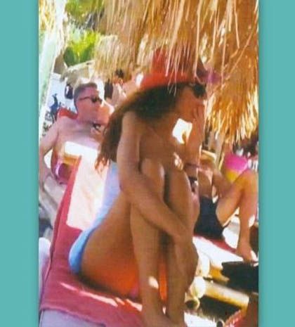 Με καπέλο και γυαλί κάτω από την ψάθινη ομπρέλα. Ποια είναι;