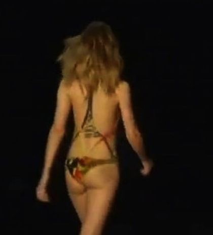 Βίντεο: Σέξι ατύχημα σε επίδειξη μαγιό...