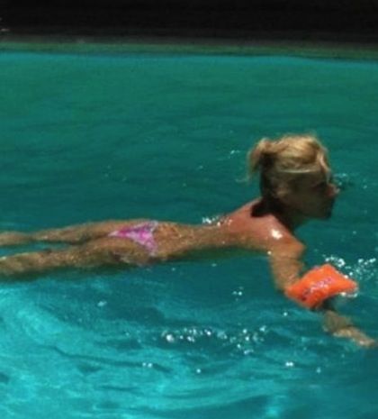Η Έφη Σαρρή τόπλες και με... παιδικά μπρατσάκια στην πισίνα! (pics)