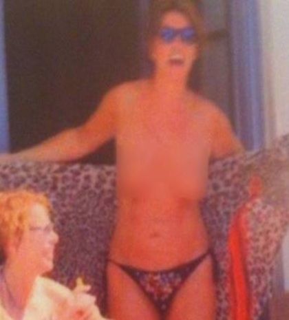 Βάνα Μπάρμπα: Η Kολοσσός της Ρόδου... TOPLESS!