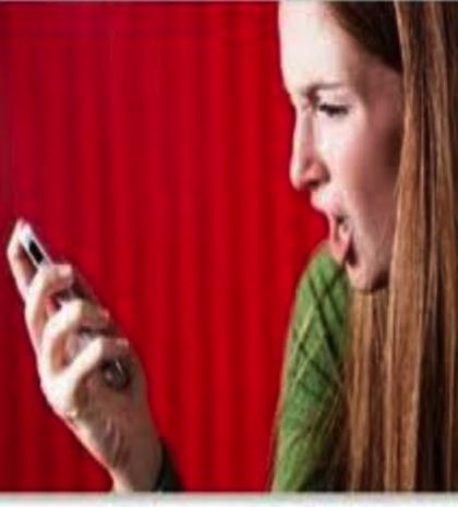 Έρευνα: 1 στις 3 γυναίκες ψάχνει τα μηνύματα του συντρόφου της