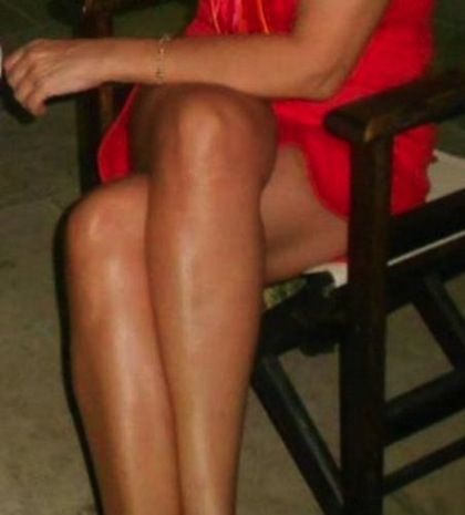 Τα πόδια της δημοσιογράφου που αναστάτωσαν την Ελούντα! (pics)