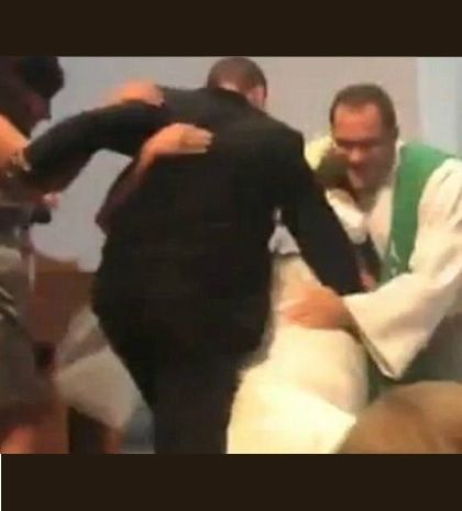 Βίντεο: Πήγε να φιλήσει τη νύφη και την έριξε κάτω