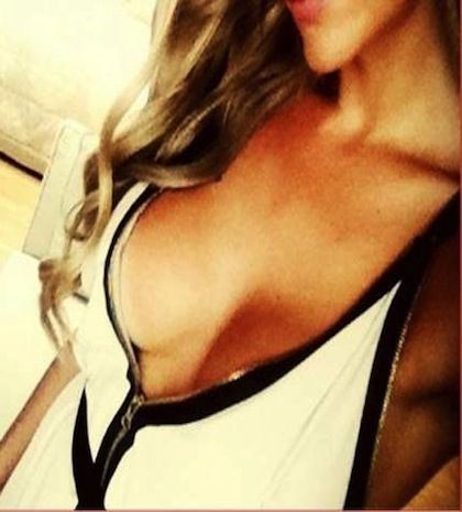 Ελληνίδα τραγουδίστρια ανεβάζει σέξι φωτογραφίες στο twitter της!