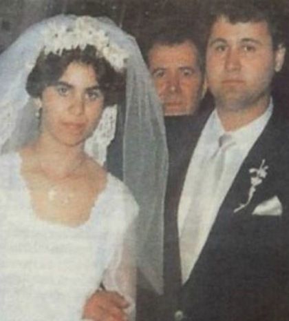 ΔΕΙΤΕ: Φωτογραφίες από το γάμο και τον… βίο της παπαδιάς