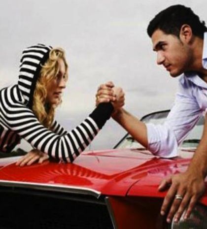 Οι γυναίκες προτιμούν τους όμορφους - Οι άνδρες τις έξυπνες