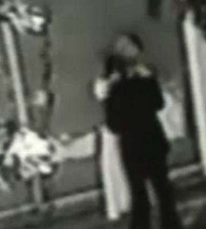 Βίντεο: Η νύφη απατά τον γαμπρό με τον κουμπάρο στο τραπέζι του γάμου!