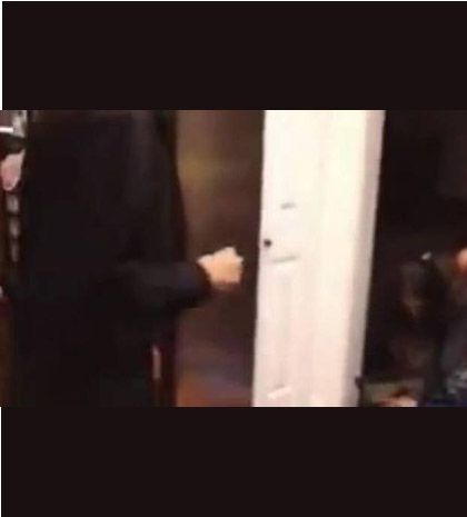 Βίντεο: Δυο άνδρες προσπαθούν να εντυπωσιάσουν μια κοπέλα