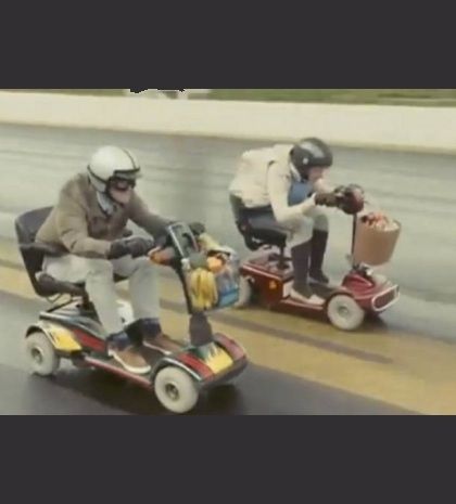 Ηλικιωμένοι τρέχουν με σκούτερ! (video)