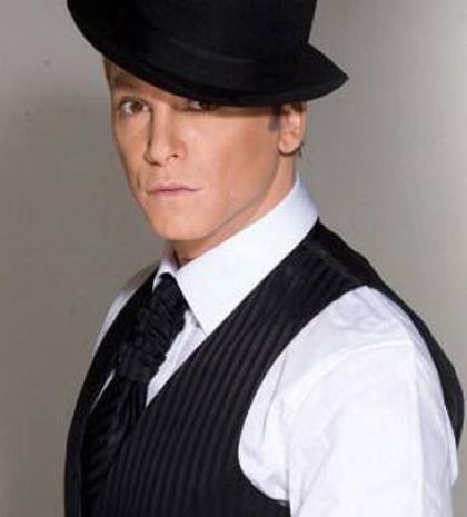 Τάκης Ζαχαράτος: «Δεν μου αρέσει να κρεμάω την προσωπική μου ζωή στα περίπτερα»