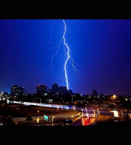 Καθηλωτικές φωτογραφίες με κεραυνούς