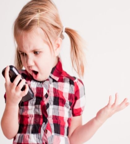 Ποια είναι η κατάλληλη ηλικία για να επιτρέψουμε στο παιδί μας τη χρήση κινητού τηλεφώνου;