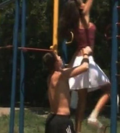 Αντί να τη βοηθήσουν την... ξεγύμνωσαν (video)