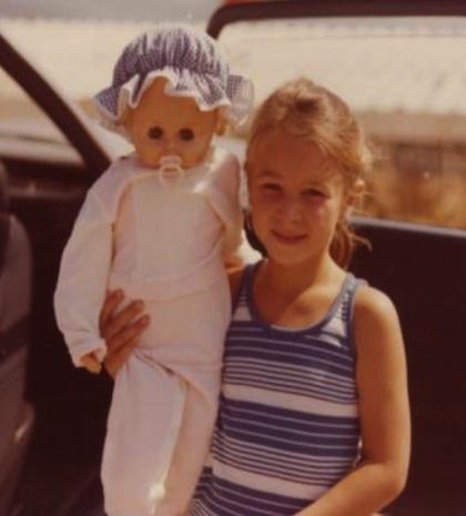 Παλιά κρατούσε μια κούκλα και τώρα κρατάει ένα κανάλι στα χέρια της