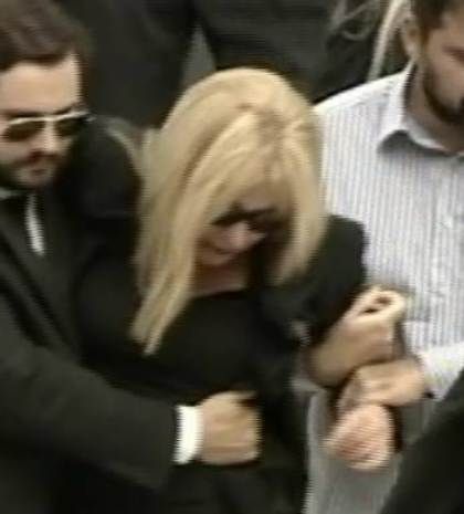 Κατέρρευσε η Λίζα Δουκακάρου στην κηδεία του συζύγου της