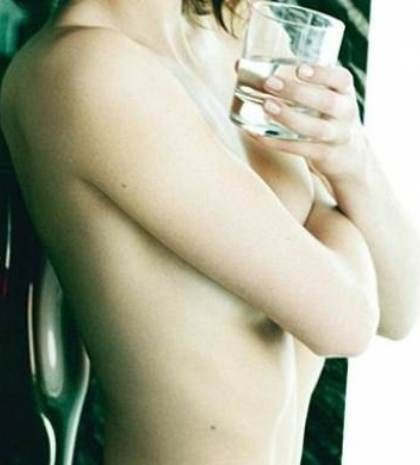 Δείχνει το στήθος για να… πολεμήσει το ρετουσάρισμα, αλλά και πάλι δεν τη γλίτωσε!