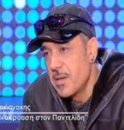 Σφακιανάκης: «Με ενοχλεί ένας άνθρωπος που είναι αρσενικός να βγαίνει σαν την φτερού στην πλάκα»