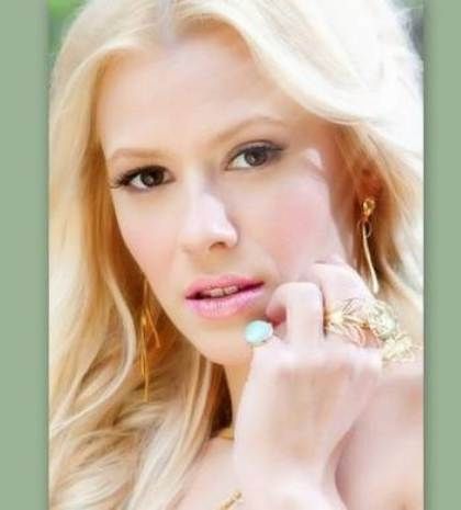 Η παραμυθένια φωτογράφηση της Λάουρα Νάργιες