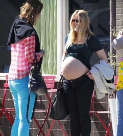 Kristen Bell: Επιδεικνύει την φουσκωμένη κοιλίτσα της!