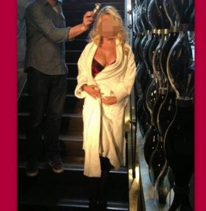 Περιμένει το πρώτο της παιδί και… κρύβει την κοιλίτσα της