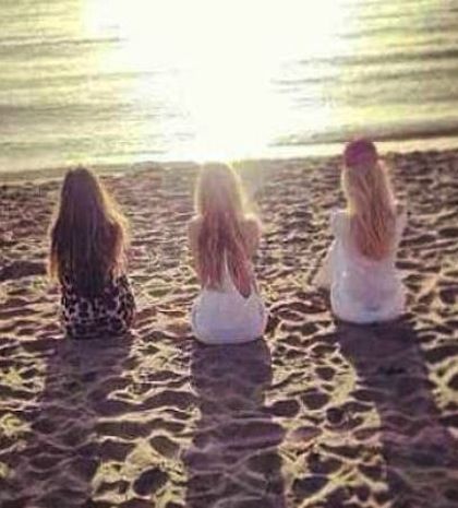 Ελληνίδα παρουσιάστρια πήγε με τις φίλες της στη θάλασσα